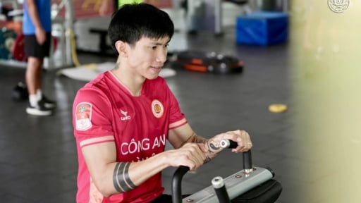 CLB CAHN làm điều đặc biệt với Đoàn Văn Hậu