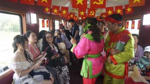 Đi tàu lửa bất ngờ 'chạm mặt' cây cầu sắt hơn 100 năm tuổi, tháp Chăm cổ kính ở Bình Định