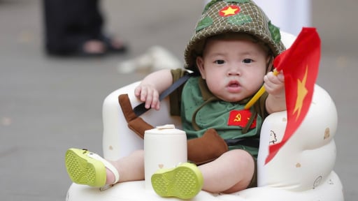 Trẻ em tại Hà Nội đội mũ nan, mặc áo trấn thủ để hóa thân thành chiến sĩ