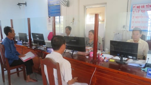 Người dân thực hiện thủ tục hành chính còn 'kẹt' ở cấp huyện từ sau 1/7 như thế nào?