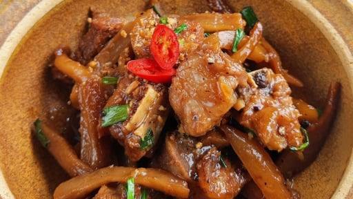 Sườn non đem rim với loại củ béo tròn, trắng trẻo này thành món ngon đậm đà, lạ miệng