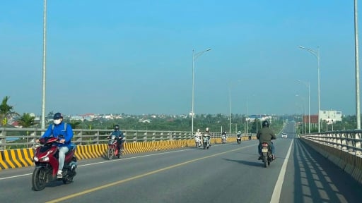 Có một cây cầu nối Hải Dương với Hải Phòng, dân Hải Dương rủ nhau sang Hải Phòng tìm việc, thu nhập cao