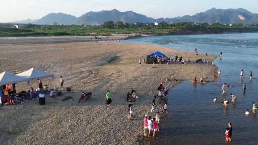 Mực nước sông Lô ở Tuyên Quang xuống thấp, người dân ra giữa lòng sông cắm trại và nướng thịt gà