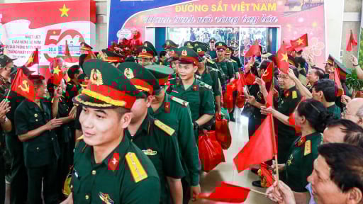 Ga Hà Nội rực rỡ cờ hoa chào đón đoàn diễu binh trở lại Hà Nội sau lễ kỷ niệm 50 năm ngày thống nhất đất nước