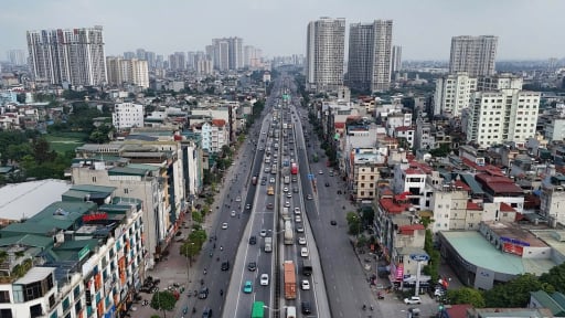 Cửa ngõ Hà Nội lại ùn tắc hàng cây số, nhiều ôtô “liều mình” đi vào làn khẩn cấp
