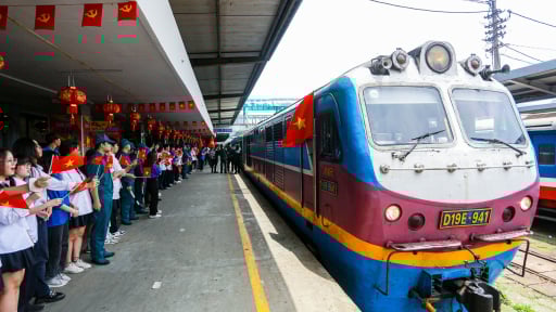 Ga Hà Nội rực rỡ cờ hoa chào đón đoàn diễu binh trở lại Hà Nội sau lễ kỷ niệm 50 năm ngày thống nhất đất nước