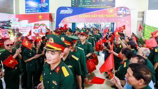 Ga Hà Nội rực rỡ cờ hoa chào đón đoàn diễu binh trở lại Hà Nội sau lễ kỷ niệm 50 năm ngày thống nhất đất nước
