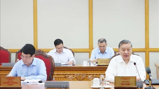 Bộ Chính trị, Ban Bí thư họp triển khai sắp xếp tổ chức bộ máy: Dự kiến giảm hàng trăm nghìn biên chế cán bộ công chức