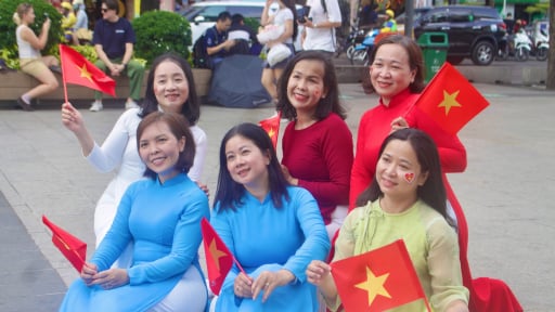 Tấp nập vui chơi lễ 30/4-1/5 tại TP.HCM, khách sạn kín phòng, tour lịch sử đang rất hot