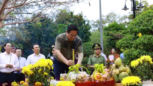 Thủ tướng kính cẩn nghiêng mình tri ân các anh hùng liệt sĩ tại Côn Đảo