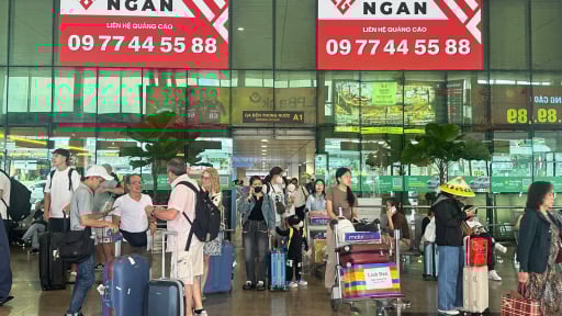 Người dân quay lại TP.HCM sớm, sân bay Tân Sơn Nhất tấp nập khách