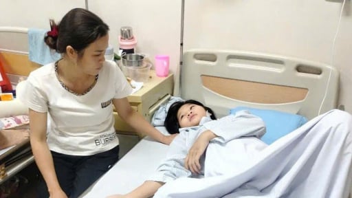 Người mẹ đơn thân gánh nợ chăm con gái thiếu máu