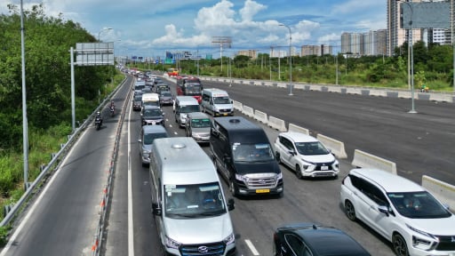 Phương tiện nối đuôi nhau di chuyển chậm tại cửa ngõ TP.HCM sau kỳ nghỉ lễ