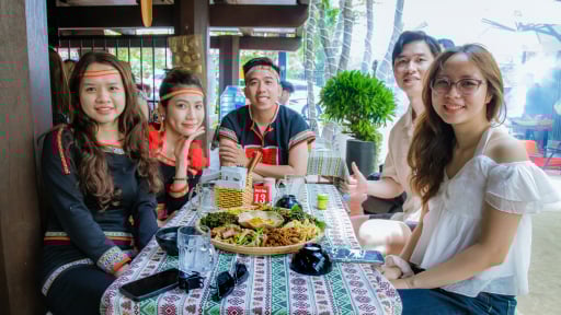 Vô làng đẹp như phim này ở Đắk Lắk, ô tô đậu hàng dài, la liệt đồ ăn ngon, lạ mắt, nhìn thôi đã tứa nước miếng rồi