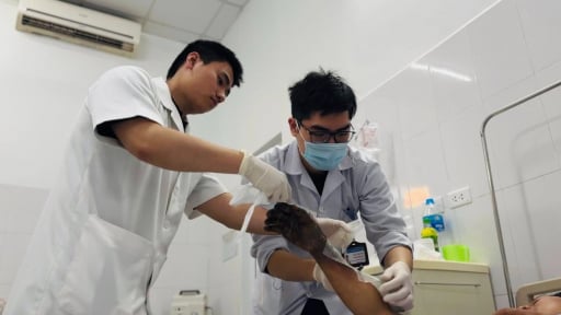 'Cứu sống' bàn tay cháy đen do điện giật nhờ điều này