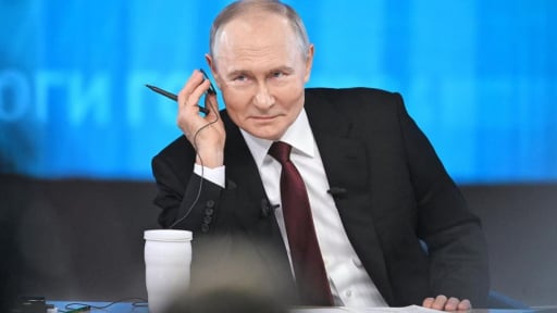 Tổng thống Putin bất ngờ tiết lộ khoảnh khắc ông phải quỳ gối cầu xin Chúa 