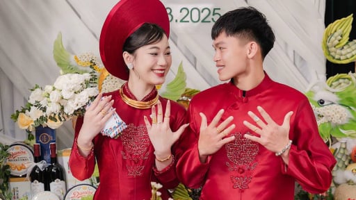  Hồ Văn Cường và vợ khoe vàng đeo trĩu cổ nặng tay