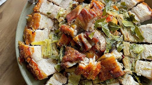Để làm thịt quay lá mắc mật giòn bì rôm rốp đừng bỏ qua bước này