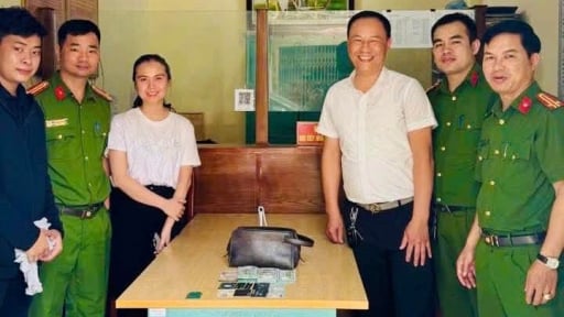 Người đàn ông đánh rơi ví tiền gần nửa tỷ đồng bất ngờ khi được công an gọi trao trả