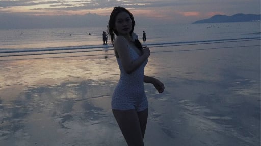 Vợ mới cưới của Hồ Văn Cường mặc bikini, khoe vóc dáng nét căng