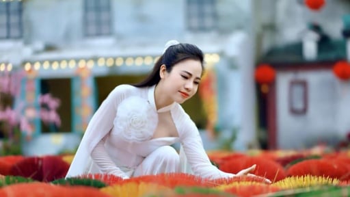 Nghệ sĩ Nhân dân mang hàm Trung tá là 'hoa khôi làng chèo' được NSND Tự Long dẫn dắt