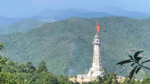 Lễ Thượng cờ và gắn biển công trình Cột cờ A Pa Chải ở Điện Biên