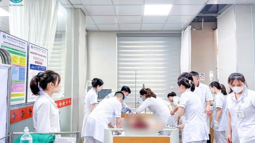 'Báo động đỏ' nội viện, cứu bệnh nhi đuối nước không có người thân đi cùng