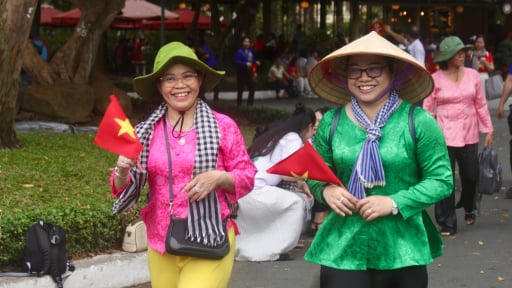Thương mại, dịch vụ tại TP.HCM tăng ấn tượng, doanh thu cao hơn cả tháng Tết