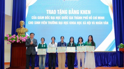 6 sinh viên trường ĐH KHXHNV TP.HCM được tuyên dương vì hành động đẹp với cựu chiến binh