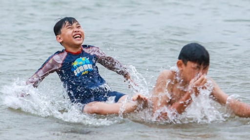 Mới đầu hè, hàng trăm người dân đã tìm đến sông Hồng để tắm giải nhiệt