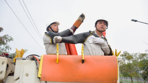 Cận cảnh sửa chữa 'điện nóng' của cán bộ điện lực EVNHANOI