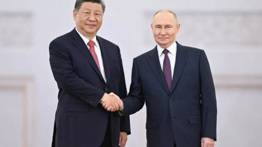Phái đoàn Trung Quốc mang máy hát đến Điện Kremlin
