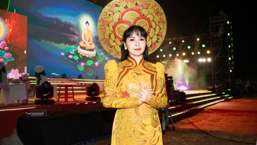Ca sĩ Trang Nhung dịu dàng, sâu sắc trong “Vesak Rạng Ngời”