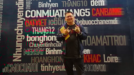 'Bí mật' về thầy giáo trường chuyên dịch tiếng Anh bài hát 'Viết tiếp câu chuyện hòa bình' 