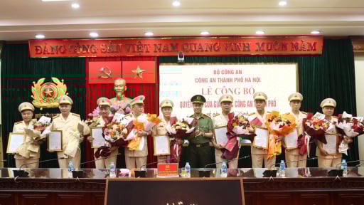 30 cán bộ chỉ huy cấp phòng thuộc Công an Hà Nội nghỉ công tác chờ chế độ hưu khi tinh gọn bộ máy