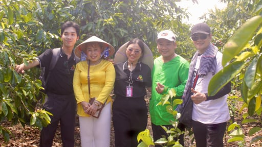 Khách thích thú đi giữa con đường trồng mãng cầu đẹp như phim, nghe “vua trâu” phiếm chuyện ở Hậu Giang