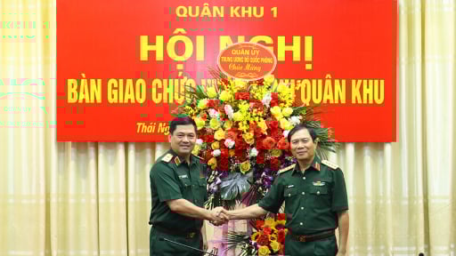 Trung tướng Nguyễn Hồng Thái bàn giao nhiệm vụ Tư lệnh Quân khu 1 để giữ chức Thứ trưởng Bộ Quốc phòng