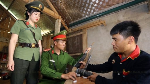 Hình ảnh công an xã ở Hà Nội lên nương vận động đồng bào giao nộp vũ khí