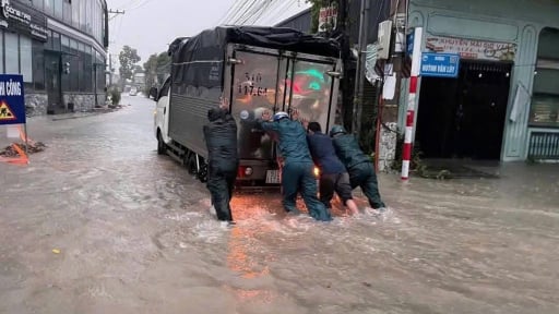 Mưa lớn kéo dài 3 giờ liền, nhiều tuyến đường giao thông ở tỉnh  Đồng Nai ngập trong biển nước
