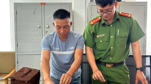Người dân đào được thùng chứa hơn 300 viên đạn trong lúc làm vườn