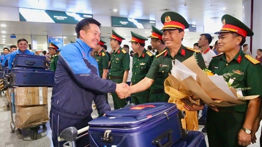 Đón đoàn quân nhân tham gia duyệt binh từ Nga trở lại Hà Nội sau Lễ kỷ niệm 80 năm ngày Chiến thắng
