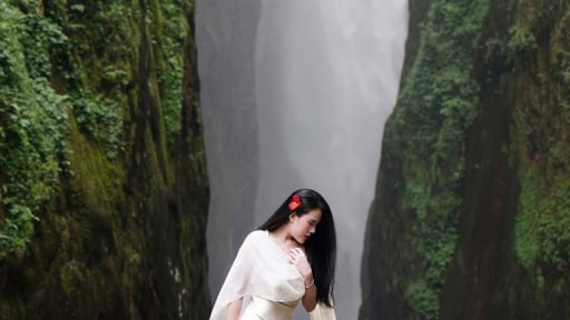 Nghẹt thở khi ngắm dòng thác 'rẽ núi xé trời' đẹp ma mị ở tỉnh dự kiến hợp nhất với Yên Bái