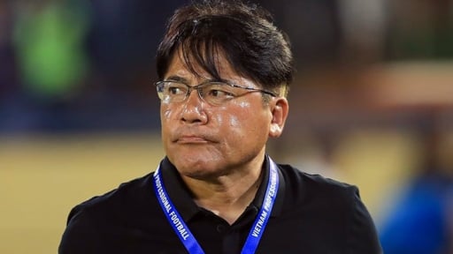 HLV Nhật Bản ngán ngẩm vì trọng tài V.League “quên luật”