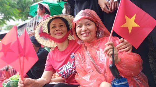  Hải Phòng: Người dân “đội mưa” đi xem diễu hành 70 năm giải phóng thành phố