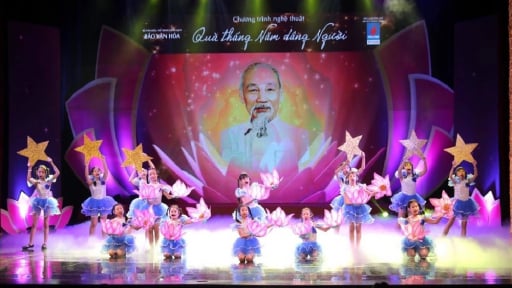 Rộng dài một tình yêu với Bác