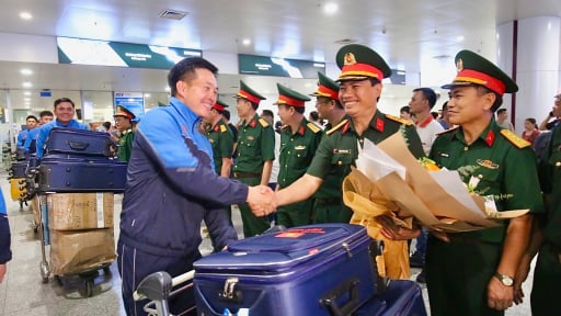 Đón đoàn quân nhân tham gia duyệt binh từ Nga trở lại Hà Nội sau Lễ kỷ niệm 80 năm ngày Chiến thắng