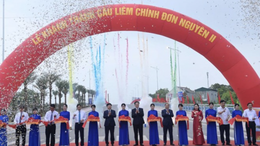 Phó Thủ tướng Mai Văn Chính cắt băng khánh thành công trình trọng điểm cầu Liêm Chính
