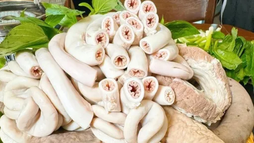Mua lòng xe điếu về ăn, gia đình tá hỏa khi bắt gặp cả giun sán 