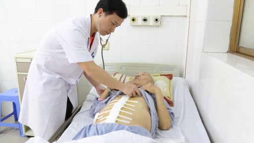 Bỗng dưng vỡ phình động mạch chủ bụng, cụ ông sốc mất máu nguy kịch 