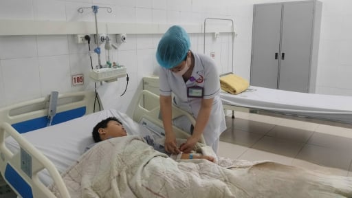 Bé 9 tuổi nôn ra máu vì căn bệnh tưởng chỉ có ở người lớn